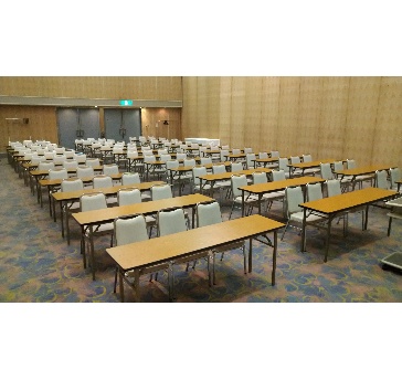 舞鶴の間（A分割）　205㎡（62坪）
会議室を利用する目的に応じて、様々なレイアウトでご提案が可能です。人数や使い方に合わせて、担当スタッフがお客様専用のレイアウト図面をご用意し、より良い実施に向けてお手伝いさせていただきます。