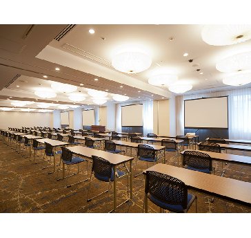 当会場の中で最も広い２５４㎡の会場になります。最大シアター型で２２０名収容可能です。

お客様の用途に合わせてレイアウトさせていただきます。

「会議・研修・セミナー・展示会・パーティー等」様々なニーズに合わせてご利用いただけます。