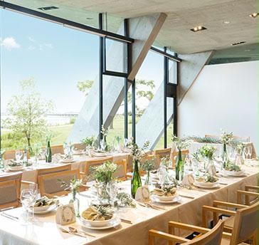 【レストラン：DINING ROOM BY THE BIWAKO】
縦：7.5ｍ×横：12ｍ×高さ：4ｍのホテル内レストラン

景色を見ながらランチタイムを。
女子会やママ会にもおススメ！
