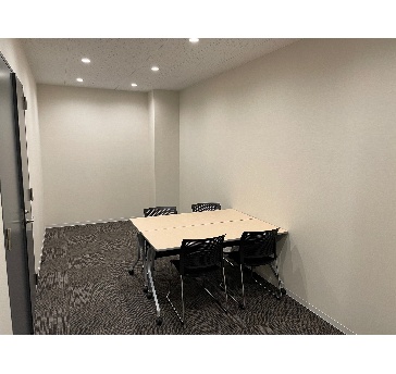 【控室①】
～5名程でご利用いただける、小会議室です。