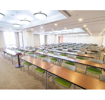 当会場の中で最も広い２００㎡の会場になります。最大シアター型で１２０名収容可能です。

企業説明会・講演会・研修会・会議 など様々な用途にご対応致します。
窓が大きく開放感がありアパレル展示会やイベントルームとしてのご利用にも最適です。また、ビル最上階にあり日当たり 眺めも良く最高のロケーション。
パーティー会場としても人気の会場となります。
