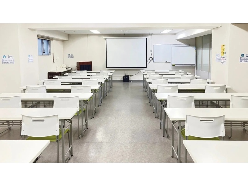 第一会議室は会場面積96m²となり、レイアウト変更も可能で色々なシーンに対応可能です。収容可能人数は40人（最適人数）～3名掛け最大60人。

大人数の会議や研修会、セミナーに最適です。冷蔵庫と水道も完備しておりますのでケータリングなどにも対応しております。
