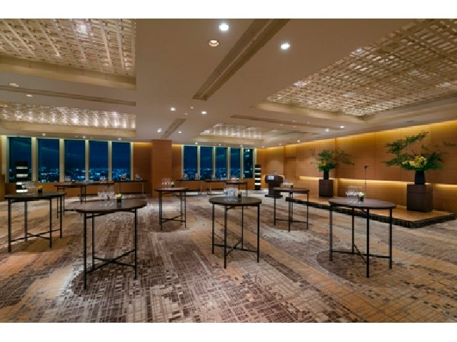 5F 面積:110㎡／46㎡　　　高さ:2.7m 着席:50名様／20名様　 立食:70名様／30名様 モダンな内装と、大きな窓から臨む景色が、都会らしい贅沢な時間を演出します。