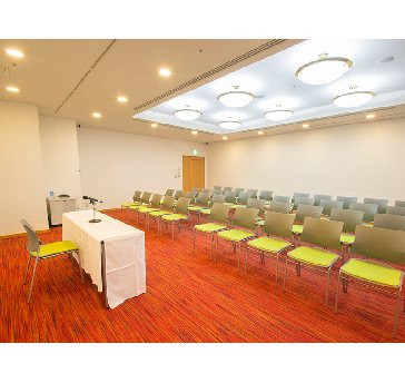 最大シアター型で８０名収容可能です。

企業説明会・講演会・研修会・会議 など様々な用途にご対応致します。
窓が大きく開放感がありアパレル展示会やイベントルームとしてのご利用にも最適です。また、ビル最上階にあり日当たり 眺めも良く最高のロケーション。
