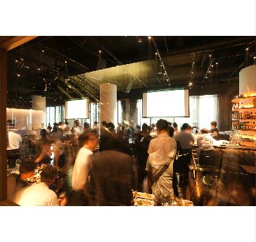 The BAR内にはスクリーンを3面ご用意！
パワフルなサウンドも相まって迫力ある映像がご覧いただけます。