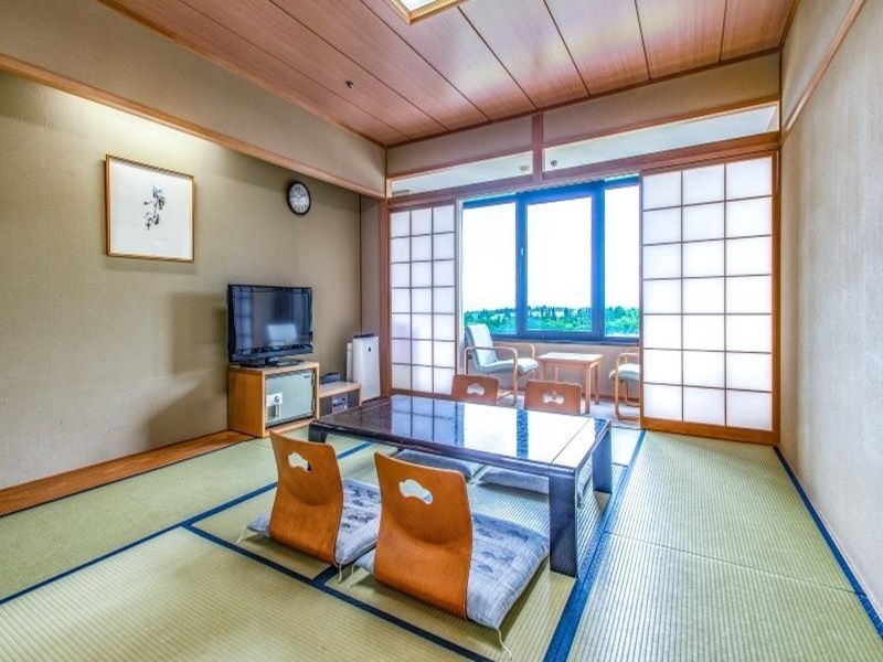 【和室１０畳】本館　
和室10畳間、バスなし、トイレ（ウォシュレット付）、TV、冷蔵庫(お客様ご利用用)、歯ブラシ、浴衣、バスタオル、フェイスタオル
※バス・トイレ付のお部屋もございます