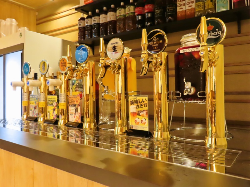 4種類の樽生ビアサーバーが飲み放題。