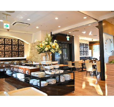１Ｆ「Restaurant Garden」：店内
明るい自然光がたっぷり入ってくる明るい店内。
お客様の用途に合わせて、レイアウトを変更できます。
