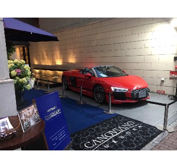 【展示会】
天神エリアには多くない敷地内に商品展示スペースも完備しております。
お料理と併せてお楽しみくださいませ。