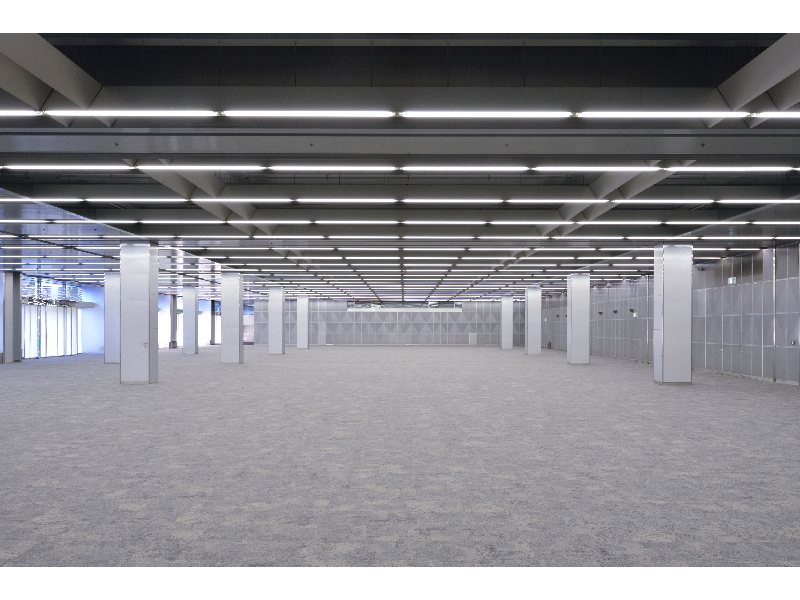 プリズムホール
2,809㎡のフラットなマルチコンベンションスペース。展示会や販売会、セミナー、会議からパーティまであらゆるニーズにお応えします。
また、地上1階レベルに位置し搬出入車両の乗り入れが容易なため作業時間の短縮・低コスト化が図れます。