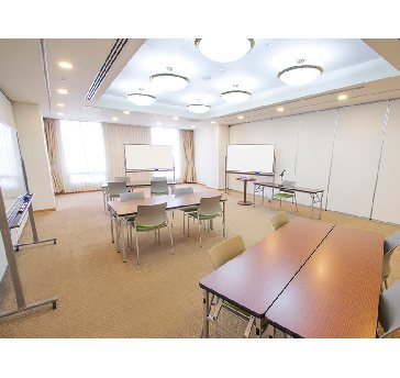 最大シアター型で６０名収容可能です。

企業説明会・講演会・研修会・会議 など様々な用途にご対応致します。
窓が大きく開放感がありアパレル展示会やイベントルームとしてのご利用にも最適です。また、ビル最上階にあり日当たり 眺めも良く最高のロケーション。
