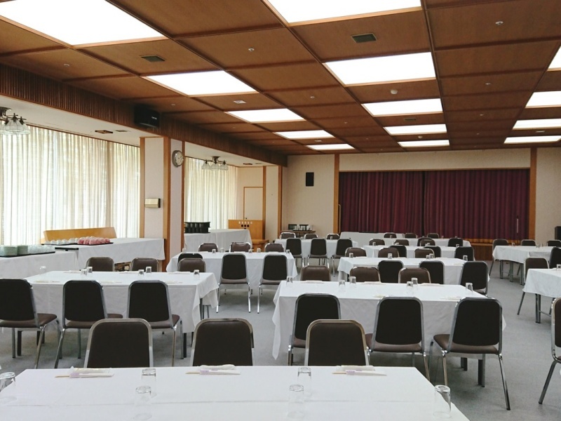 大広間：最大80名さま収容可能
ステージがございます。
