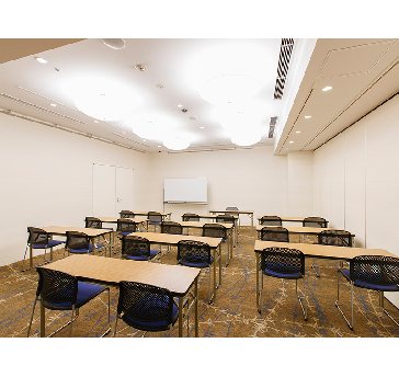 最大シアター型で４８名収容可能です。

お客様の用途に合わせてレイアウトさせていただきます。

「会議・研修・セミナー・展示会・パーティー等」様々なニーズに合わせてご利用いただけます。