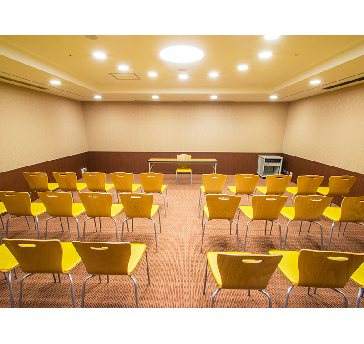 最大シアター型で５０名収容可能です。

企業説明会・講演会・研修会・会議 など様々な用途にご対応致します。
また、アパレル展示会やイベントルームとしてのご利用にも最適です。