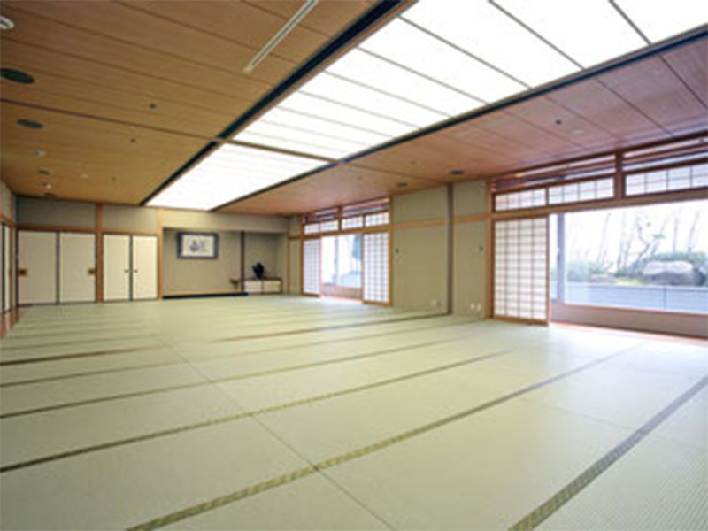 落ち着いた雰囲気の和室宴会場。最大60名様までのご宴会にも対応しています。黒塗りのテーブルと椅子を配したレイアウトも可能です。