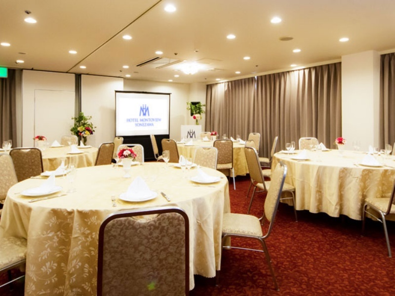 9F 宴会場 『飯豊』・『斜平』
少人数から中規模まで対応する多目的宴会・会議会場です。
収容人数：立食50名／着席70名（シアター形式40名・スクール形式42名）