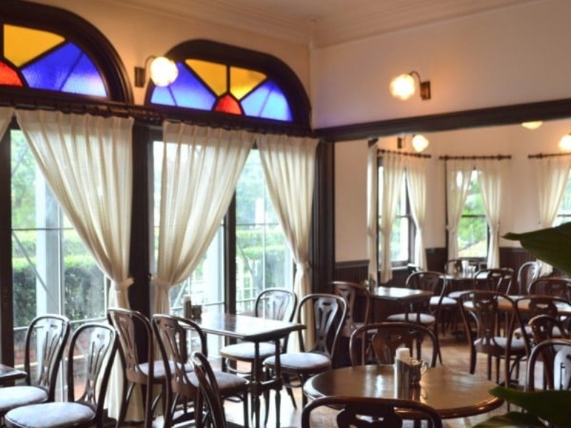1F　CAFE
明るい日差しの入る窓辺にはアーチ形のステンドグラスがはめられレトロな雰囲気が漂う喫茶店