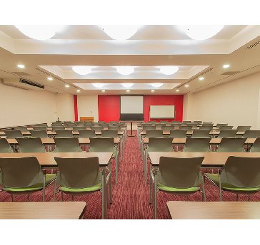 最大シアター型で１０４名収容可能です。

企業説明会・講演会・研修会・会議 など様々な用途にご対応致します。
窓が大きく開放感がありアパレル展示会やイベントルームとしてのご利用にも最適です。また、ビル最上階にあり日当たり 眺めも良く最高のロケーション。