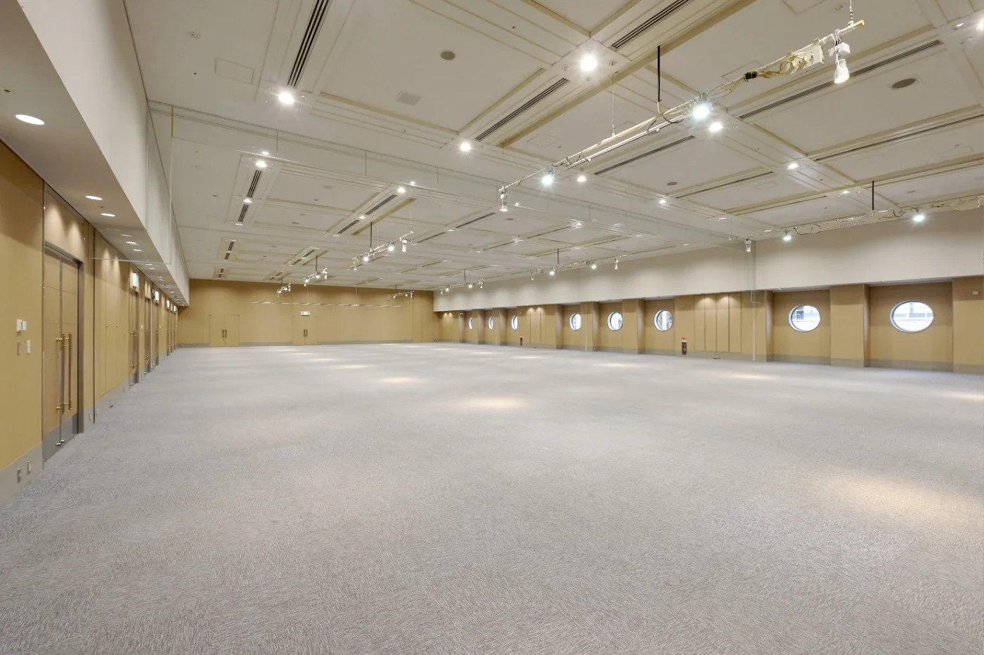【3F ホールA】柱のない巨大空間でイベントに臨場感、高揚感を演出できます。