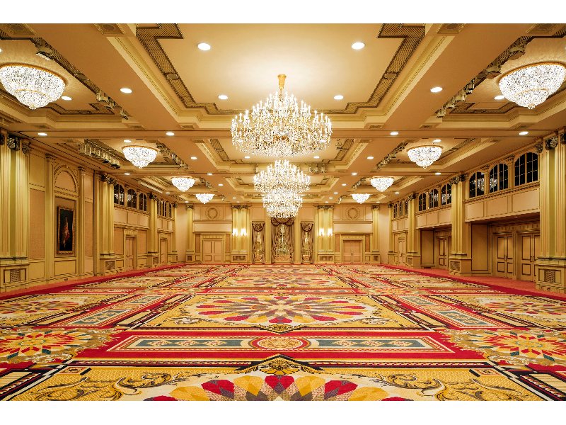 【ロイヤルホール】
ヨーロッパの伝統が美しく息づく「ロイヤルホール」は、840㎡という面積と6mの天井高を誇り、ガーデンテラスも含めれば1,000名様が集い、語り、くつろげます。また、2つに分割して別々のホールとしてもお使いいただけます。
