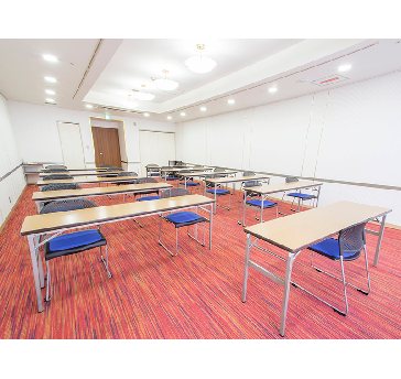最大シアター型で８０名収容可能です。

お客様の用途に合わせてレイアウトさせていただきます。

「会議・研修・セミナー・展示会・パーティー等」、様々なニーズに合わせてご利用いただけます。