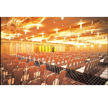 「利休」流線型のシャンデリアが華やかなを演出。