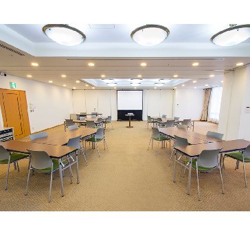 最大シアター型で１２０名収容可能です。

企業説明会・講演会・研修会・会議 など様々な用途にご対応致します。
窓が大きく開放感がありアパレル展示会やイベントルームとしてのご利用にも最適です。また、ビル最上階にあり日当たり 眺めも良く最高のロケーション。