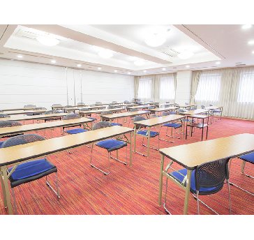 最大シアター型で１２０名収容可能です。

お客様の用途に合わせてレイアウトさせていただきます。

「会議・研修・セミナー・展示会・パーティー等」、様々なニーズに合わせてご利用いただけます。