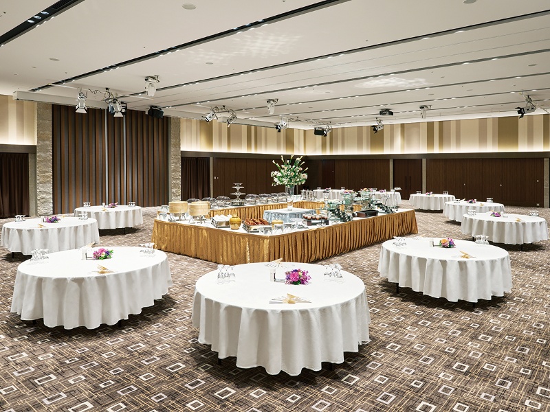 【鳳凰・立食スタイル】ブッフェスタイルでは最大500名様までご利用いただけます。お料理の演出や装飾のお花、コンパニオン、司会者のご用意もお申し付けください。