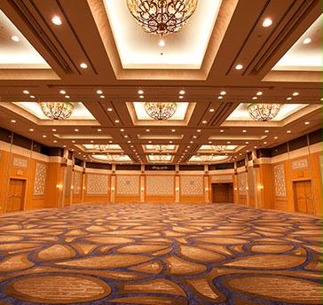 7F大宴会場「ザ･グランコート」
面積：749 m²（227 坪）
豪華なシャンデリアが輝く、天井高6.6ｍのゆとりあるこの室内に、着席で最大550名様までご列席いただけます。 