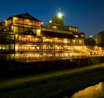 鴨川沿いに佇む、140余年の歴史ある元老舗料亭旅館FUNATSURU KYOTO KAMOGAWA RESORT。登録有形文化財にも認定され、春は木屋町の「桜」、夏は京都の風物詩「川床」と、京都ならではの季節感あふれるパーティが楽しめる場所。
