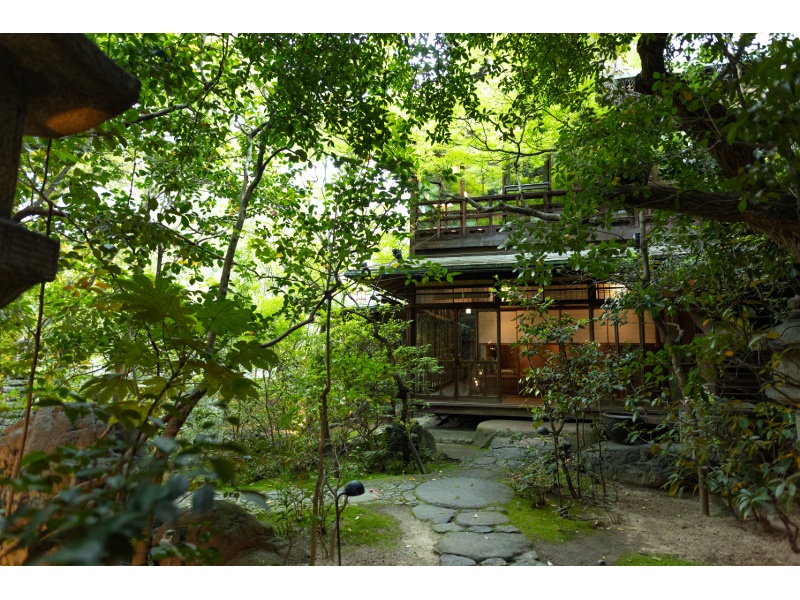 東山の傾斜を活かした広大な敷地に佇む250年続く老舗企業オーナーの邸宅をリノベート。「青銅」「赤銅」が随所に配された「銅（AKAGANE）」が煌めく洗練空間。