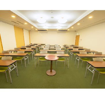 最大シアター型で７２名収容可能です。

企業説明会・講演会・研修会・会議 など様々な用途にご対応致します。
窓が大きく開放感がありアパレル展示会やイベントルームとしてのご利用にも最適です。また、ビル最上階にあり日当たり 眺めも良く最高のロケーション。
