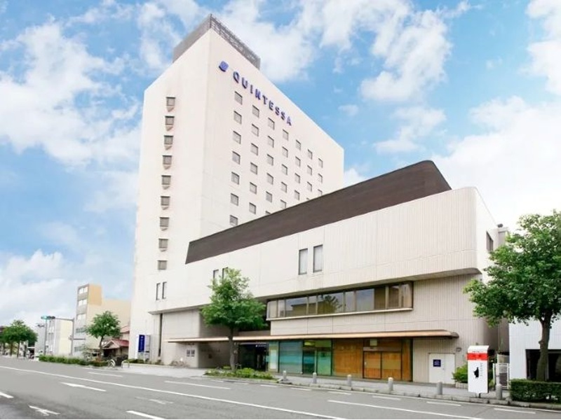 【 ホテル正面 】
大垣駅より徒歩5分の好立地です。
駐車場が満車の場合は提携駐車場へご案内します。
ホテル駐車場は先着順となっております。