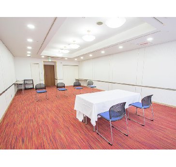 最大シアター型で８０名収容可能です。

お客様の用途に合わせてレイアウトさせていただきます。

「会議・研修・セミナー・展示会・パーティー等」、様々なニーズに合わせてご利用いただけます。