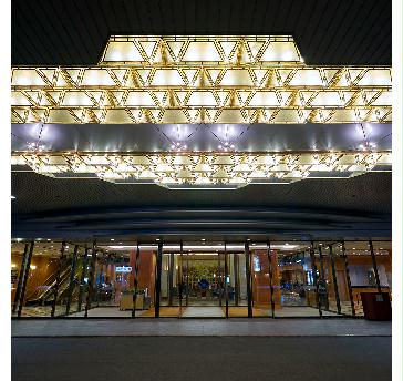 ■メインエントランス
威風堂々とした佇まいの正面玄関。煌びやかに輝く照明が訪れるゲストを優しく包み込みます。