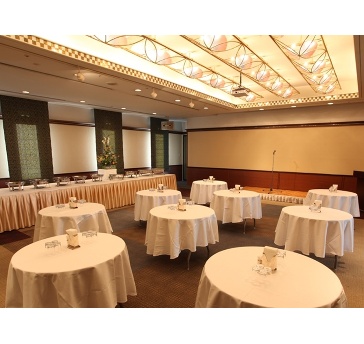 【朝顔＋椿】2部屋使用
100～180名まで収容可能
着席・シアター・立食・スクール・ロの字対応可能
※画像は朝顔を表示しております