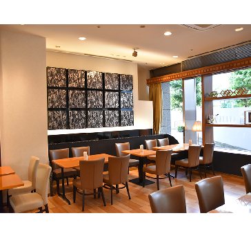 １Ｆ「Restaurant Garden」：店内
明るい自然光がたっぷり入ってくる明るい店内。
お客様の用途に合わせて、レイアウトを変更できます。
