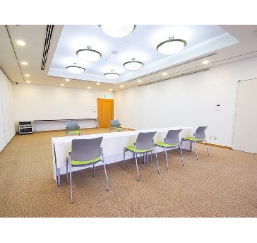 最大シアター型で６０名収容可能です。

企業説明会・講演会・研修会・会議 など様々な用途にご対応致します。
窓が大きく開放感がありアパレル展示会やイベントルームとしてのご利用にも最適です。また、ビル最上階にあり日当たり 眺めも良く最高のロケーション。