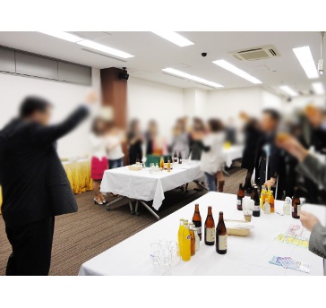 懇親会を開催されたお客様です。レストランや居酒屋の大部屋には入りきらない人数で、カジュアルにパーティーを開催されたい場合に適しております。