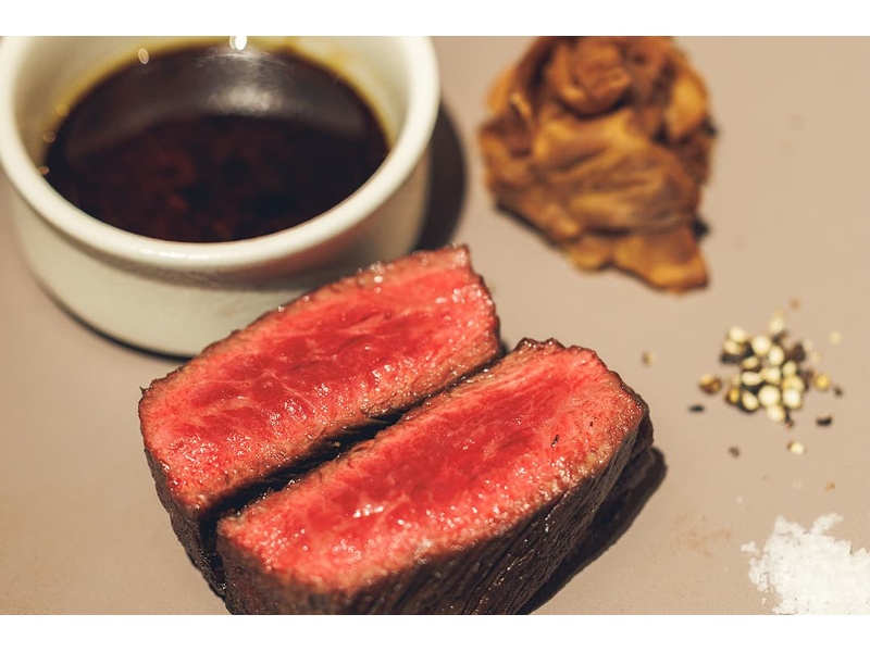 牛ランプの熾火焼き
熾火でじっくりを火入れをしているので、絶妙な火加減で素材の味を最大限に引き出しています。