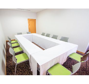 最大シアター型で１５名収容可能です。

企業説明会・講演会・研修会・会議 など様々な用途にご対応致します。
窓が大きく開放感がありアパレル展示会やイベントルームとしてのご利用にも最適です。また、ビル最上階にあり日当たり 眺めも良く最高のロケーション。
