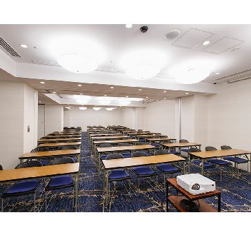 最大シアター型で１１０名収容可能です。

お客様の用途に合わせてレイアウトさせていただきます。

「会議・研修・セミナー・展示会・パーティー等」様々なニーズに合わせてご利用いただけます。