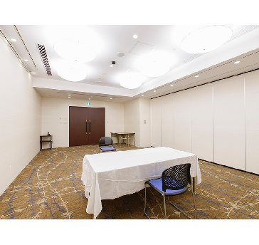 最大シアター型で４８名収容可能です。

お客様の用途に合わせてレイアウトさせていただきます。

「会議・研修・セミナー・展示会・パーティー等」様々なニーズに合わせてご利用いただけます。