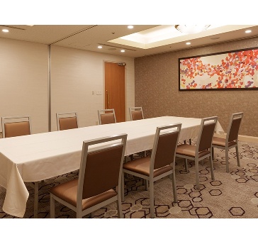 風師、足立、帆柱の3つの会場からなる小会議室。
少人数の会議、研修やお客さまの控室としてもご利用いただけます。