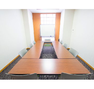 最大ロの字型で１０名収容可能です。

採用面接・各種控室・少人数での会議など、多用途にご利用頂いております。
