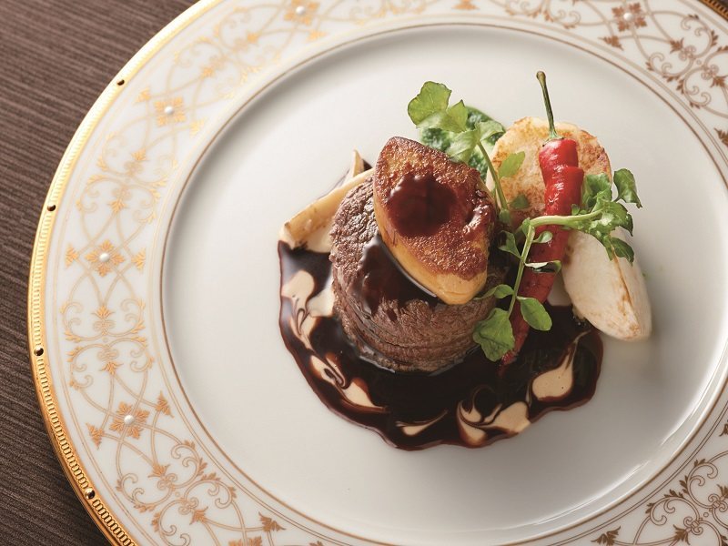 【自慢が料理の会場】
婚礼料理を熟知した総料理長のパーティーメニュー。季節に応じた食材を使用。宴会メニューも春夏秋冬で異なります。お抱えシェフが料理のアレンジも行います。
卓盛の大皿料理からブッフェ料理、コース料理とさまざま提案可能。
