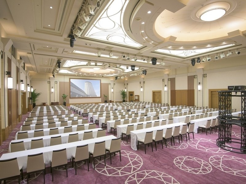 《2階 グレイス》
ブライトンホテルのメインで最大級の宴会場。
270インチ大スクリーンも完備。