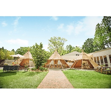 2つのパーティ会場の間にこのガーデンがございまして、WEDDING CAMPのシンボルである大きなテントがこちらにございます。自由にゲストの方にパーティ中出ていただいたり、バンド演奏や余興もできる広いスペースがございます。