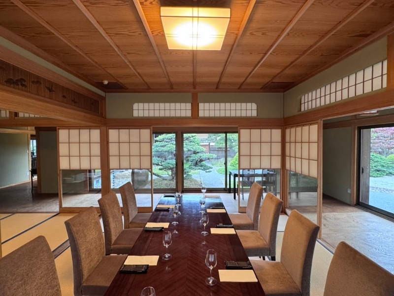渭水：将棋”王位戦”に使用されたスペース。庭園が見渡せる部屋で接待利用や少人数の宴席に最適。